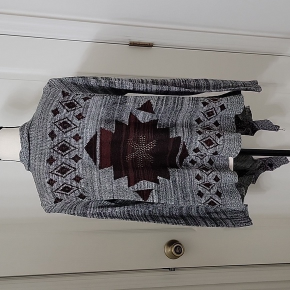 Charlotte Russe Size Unknown, Gray Burgundy Aztec/Southwest Waterfall Cardigan - Picture 4 of 12